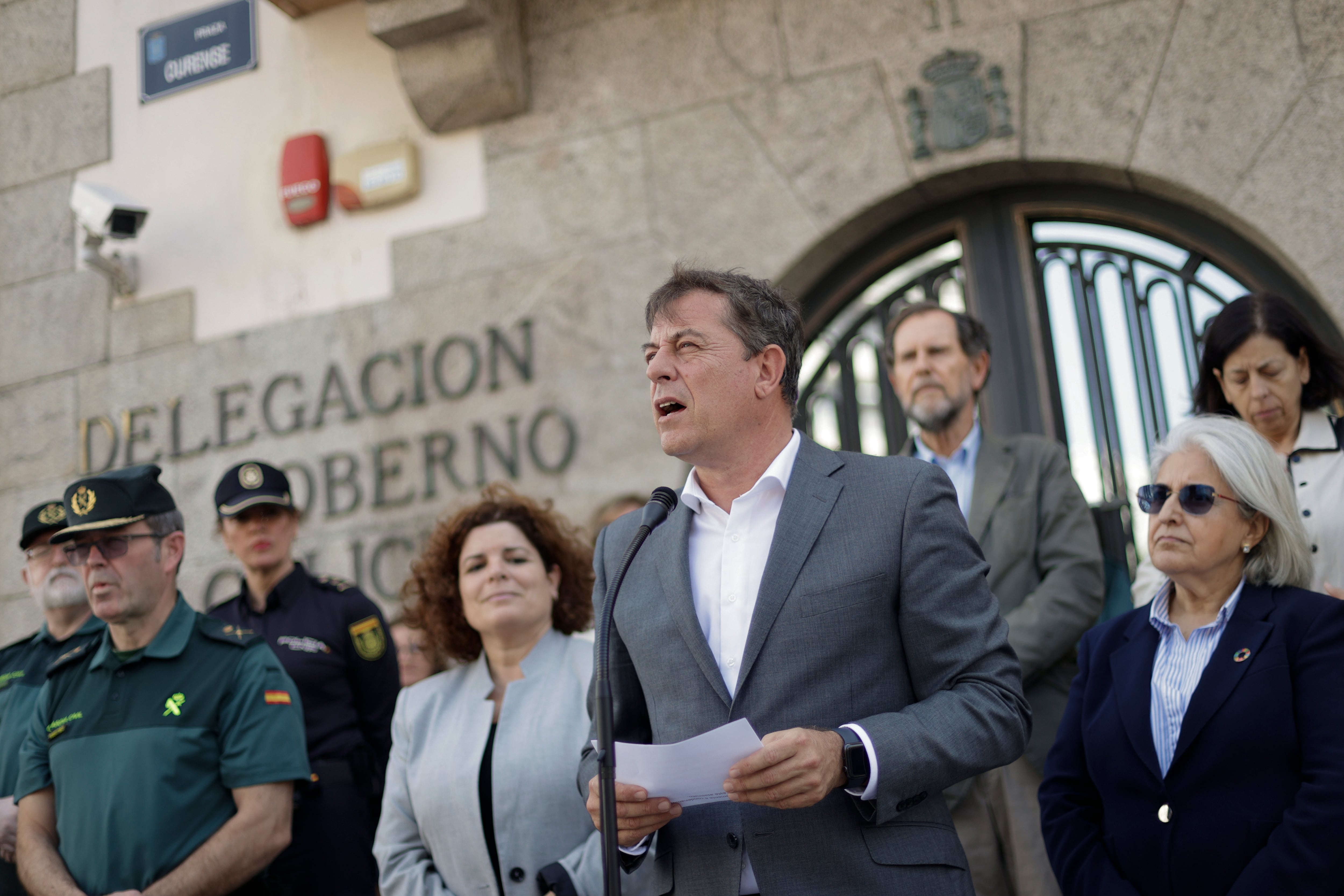 A CORUÑA, 05/06/23.- El delegado del Gobierno en Galicia, José Ramón Gómez Besteiro (c), hace una declaración en el marco del minuto de silencio convocado este lunes en A Coruña con motivo del reciente asesinato machista de Ana Vanessa S. en Oia (Pontevedra). EFE/Cabalar
