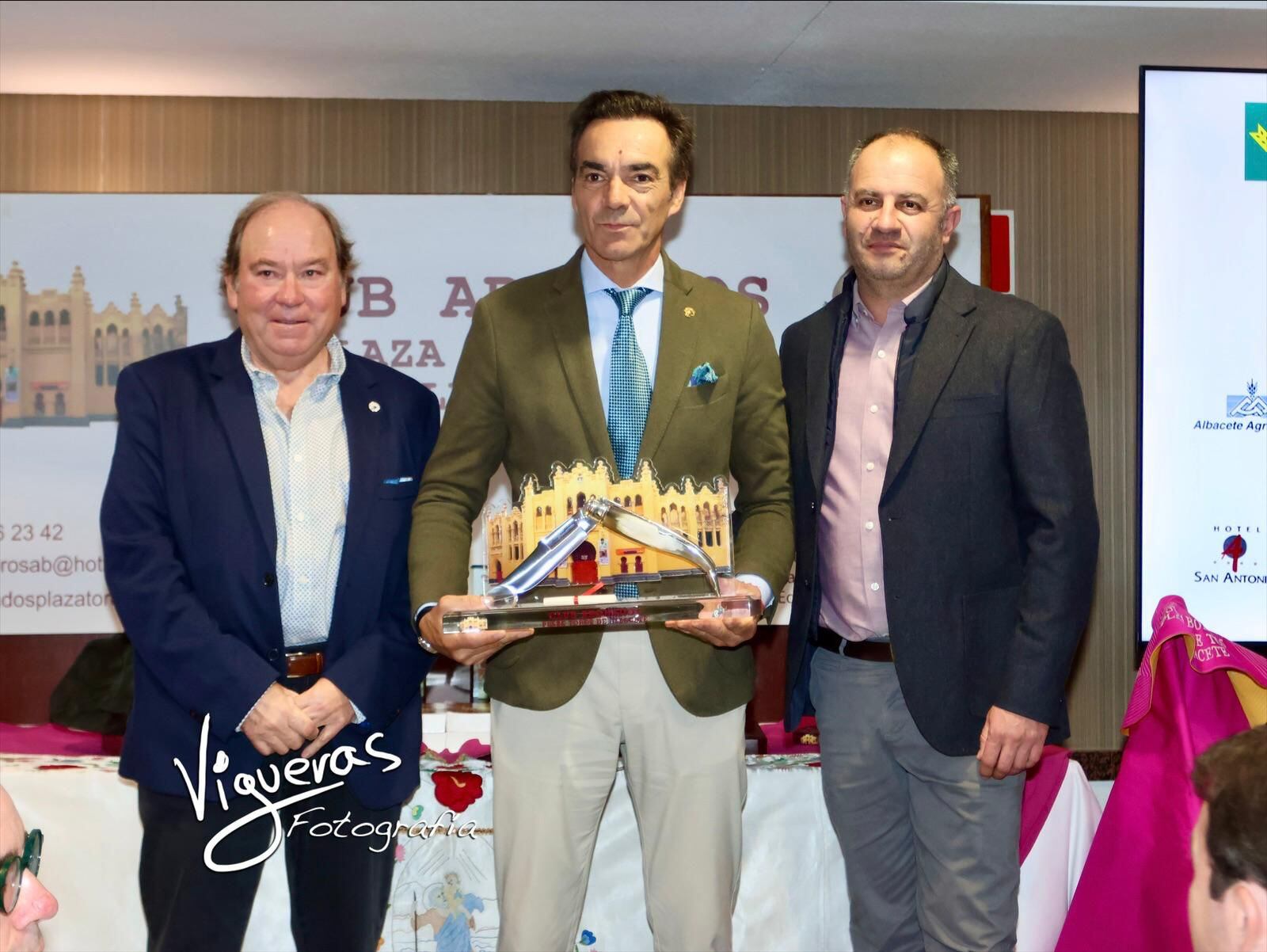 El Cid con el trofeo al mejor toreo al natural de la pasada feria de Albacete