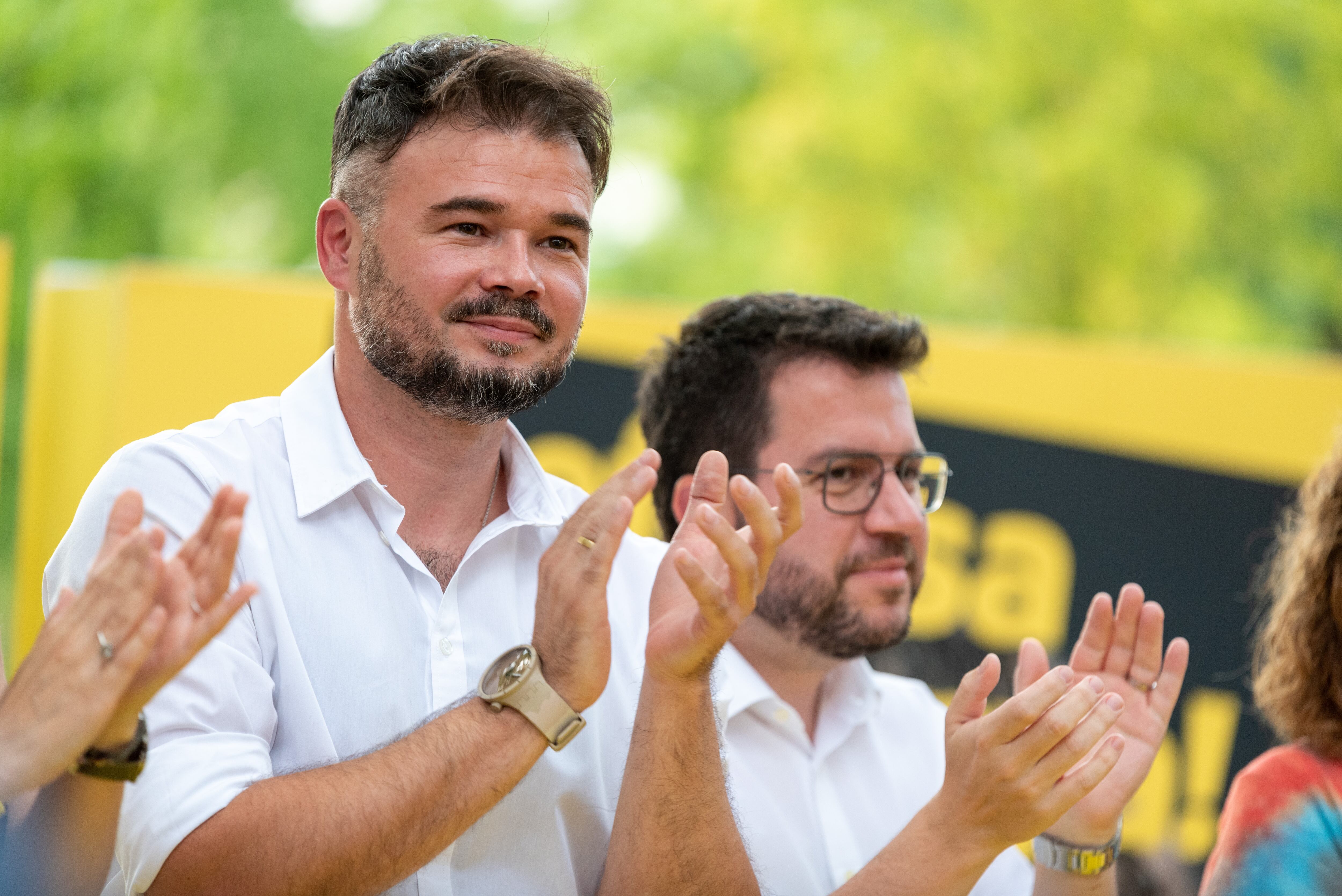 LLEIDA, 12/07/2023.- El cap de llista d'ERC a les eleccions generals, Gabriel Rufián (i), participa en un actoe de campanya amb el president de la Generalitat, Pere Aragonès (d). EFE/ Alex López