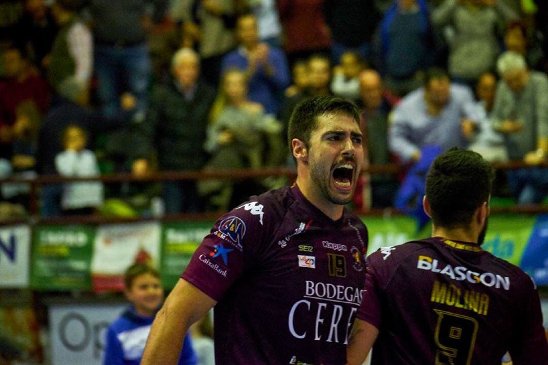 El capitán del Villa de Aranda, el arandino Víctor Megías, cumplirá su sexta temporada en el club.