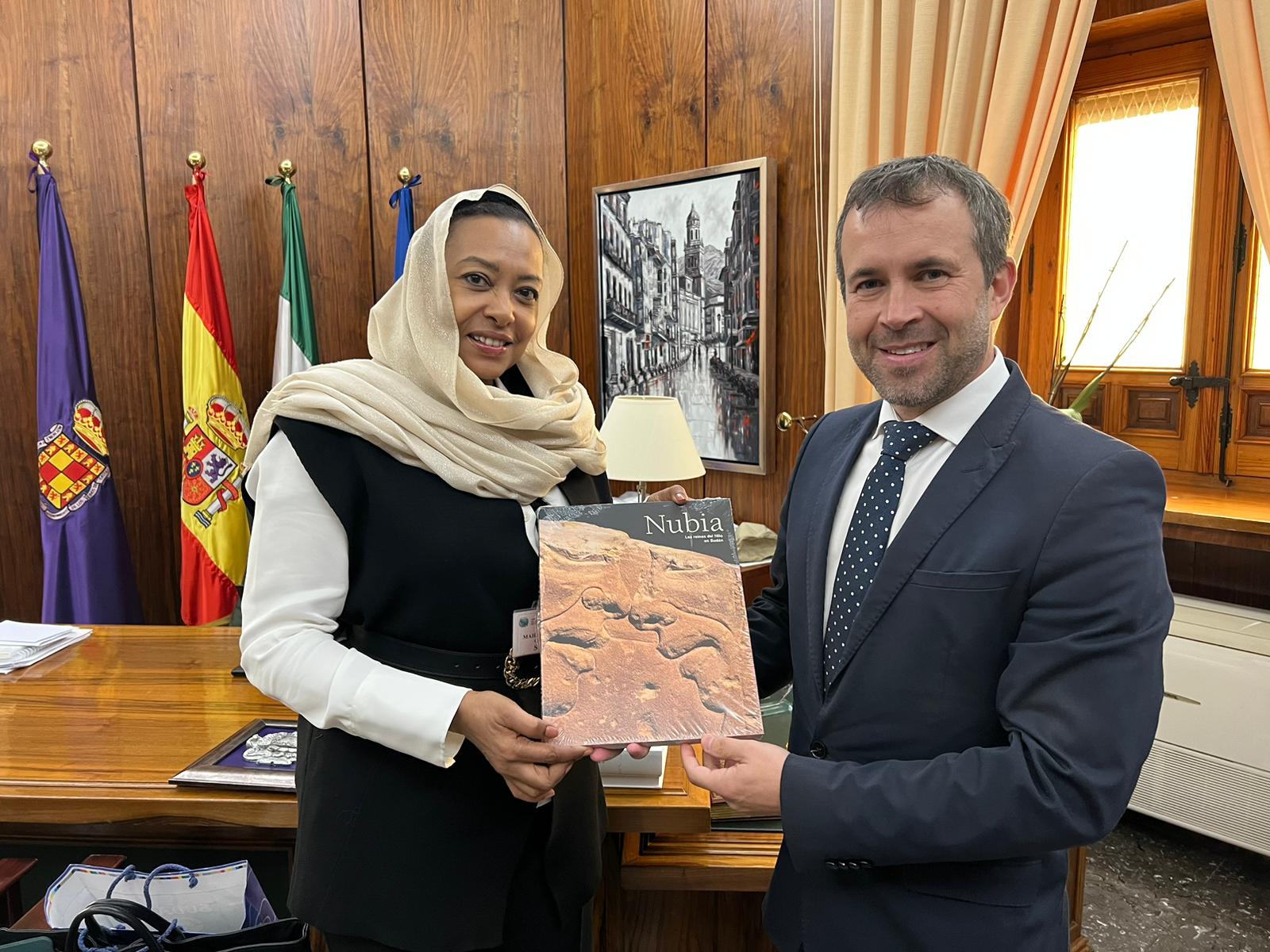 El alcalde de Jaén, Julio Millán, y la embajadora de la República de Sudán, Maha Suleiman Taha Ayoub, durante una recepción en el Ayuntamiento jiennense