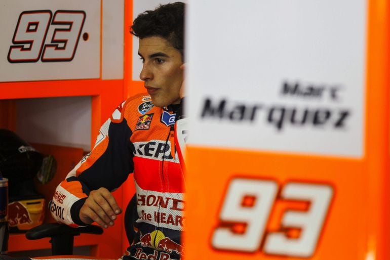 El piloto español de MotoGP Marc Márquez, de Repsol Honda, permanece en el garaje de su equipo durante los entrenamientos de pretemporada en el circuito de Sepang (Malasia).