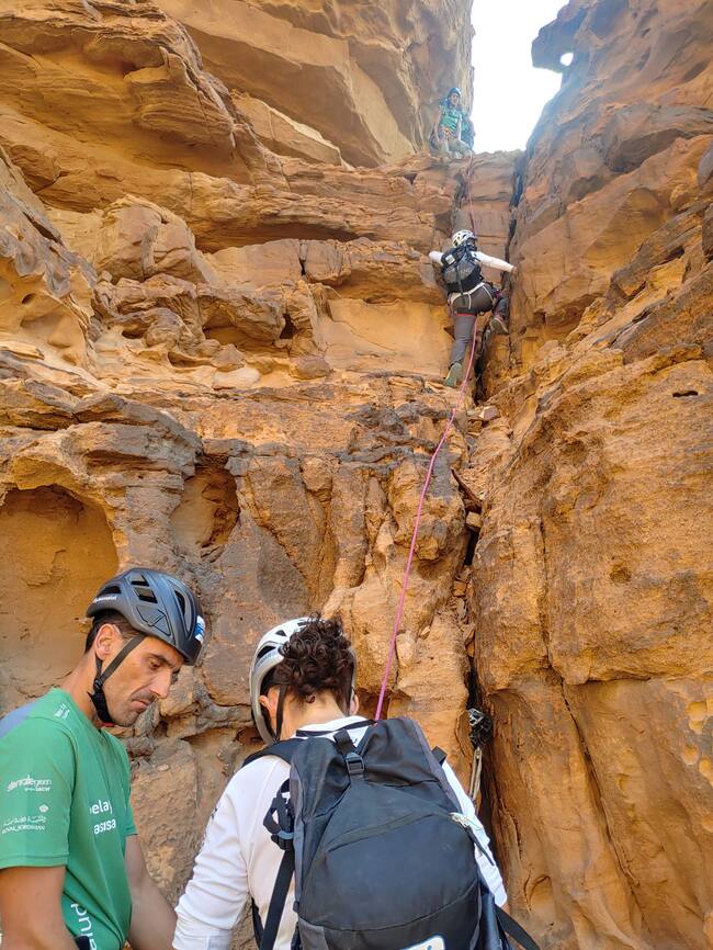 El alpinista Enrique Osiel ayuda a una de las aventureras en un momento de la jornada