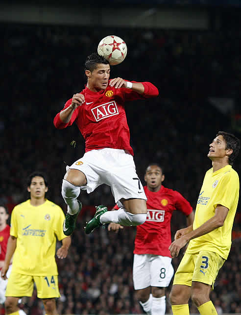 Cristiano Ronaldo, que salió en la segunda parte, intenta controlar un balón ante la mirada de Edmilson