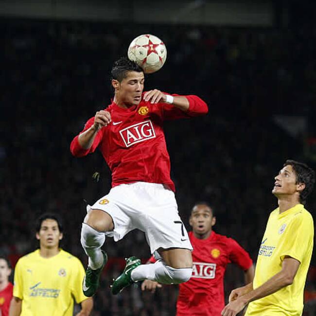 Cristiano Ronaldo, que salió en la segunda parte, intenta controlar un balón ante la mirada de Edmilson