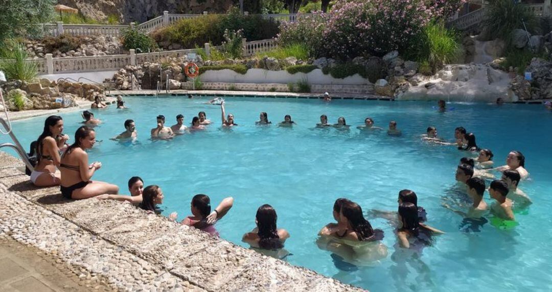 Jovenes disfrutan de la piscina termal del Balneario de Alicún.