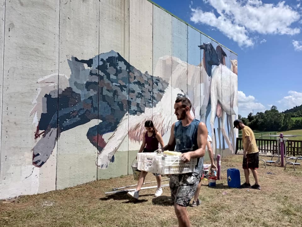 Proceso de elaboración de uno de los murales del festival