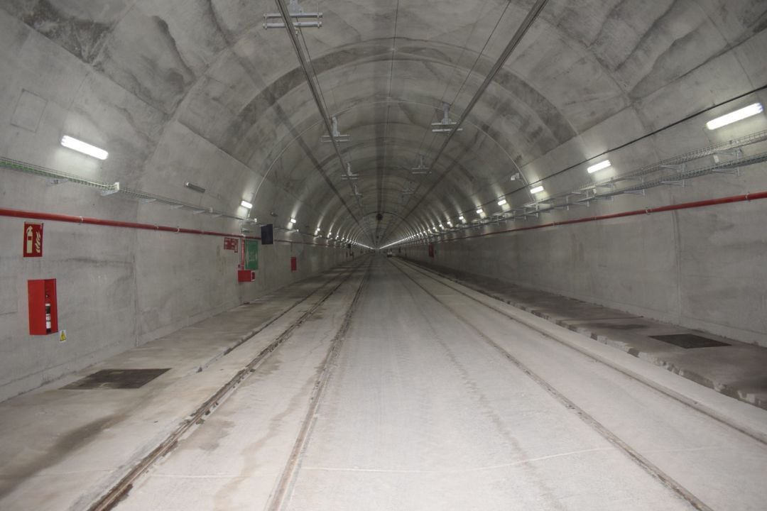 Aspecto del túnel de la Serra Grossa, por donde empezarán a circular los tranvías el próximo 18 de diciembre.