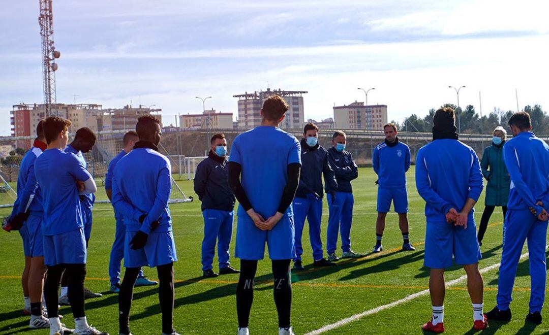 La plantilla de la Arandina atiende a las explicaciones de Álex Izquierdo durante una sesión de esta temporada.