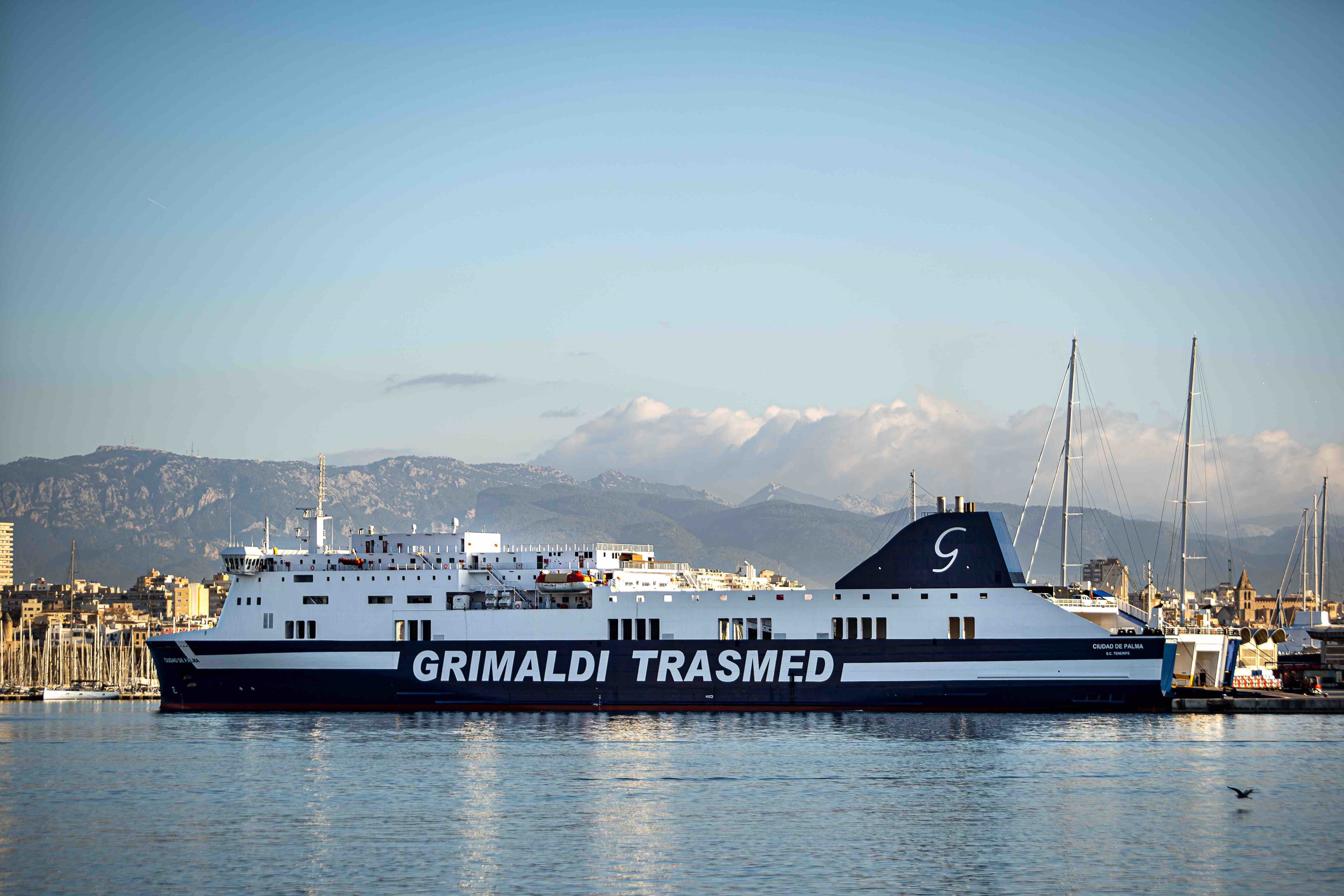 El buque Ciudad de Palma, totalmente reformado y luciendo ya  la nueva imagen de Grimaldi Trasmed