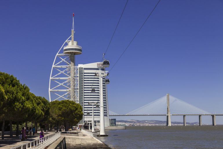 Imagen de la torre Vasco de Gama, donde en octubre abrirá un nuevo restaurante Martín Berasategui.