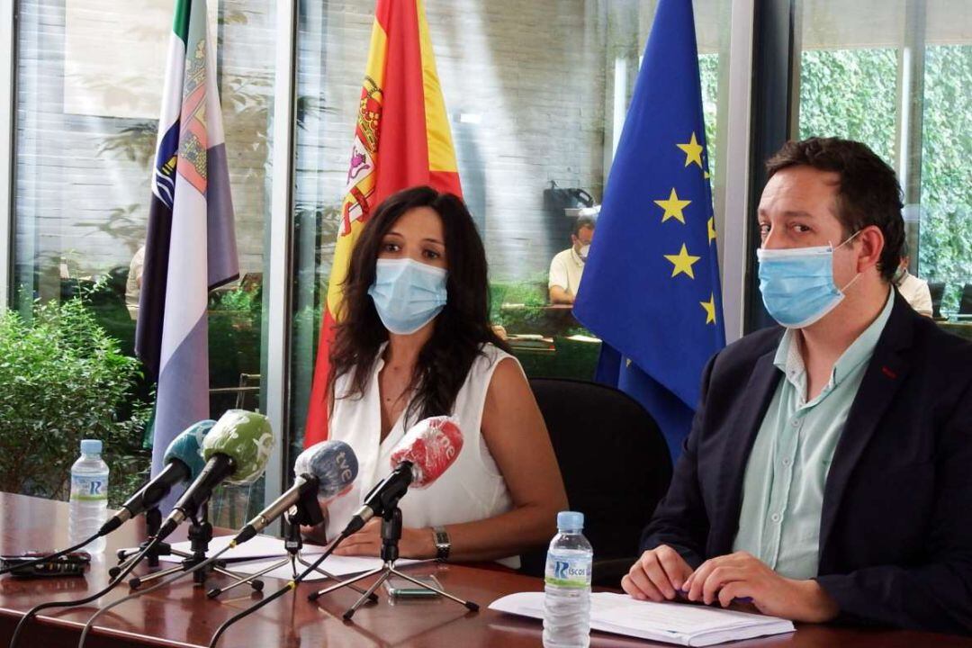 La consejera de Educación y Empleo, Esther Gutiérrez, y el secretario general de Educación, Francisco Javier Amaya