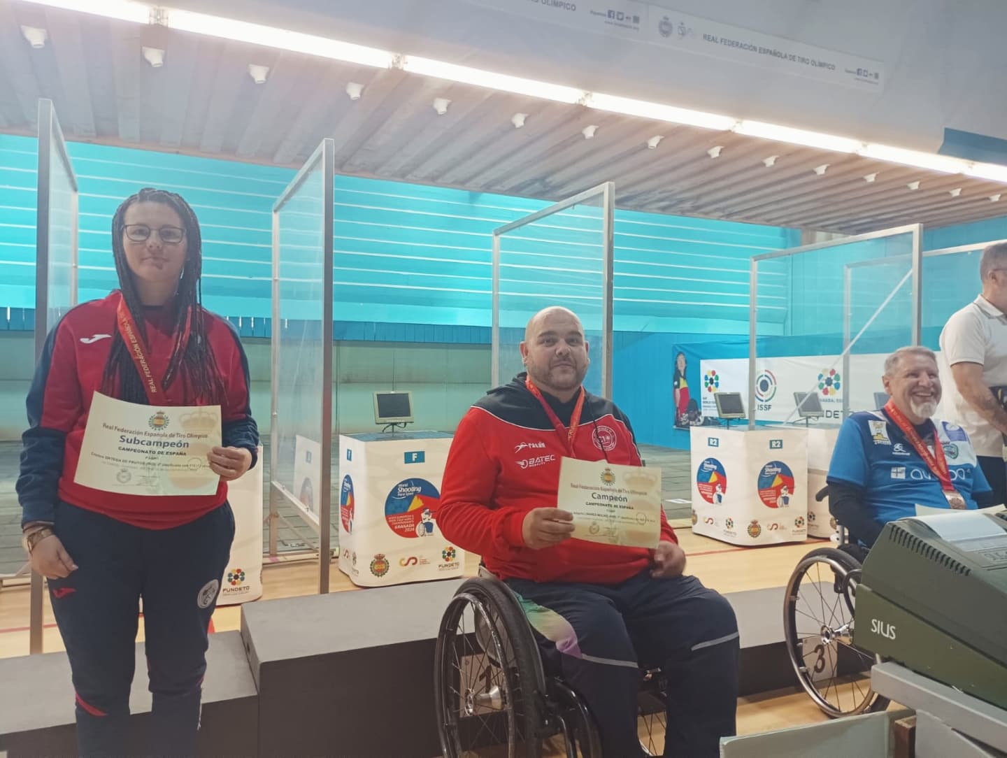 Carlos Linares con el diploma que lo acredita como Campeón de España de tiro.