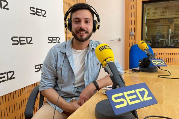 Alberto Guirao, voluntario del programa Cruz Roja Te Escucha, en los estudios de Radio Murcia