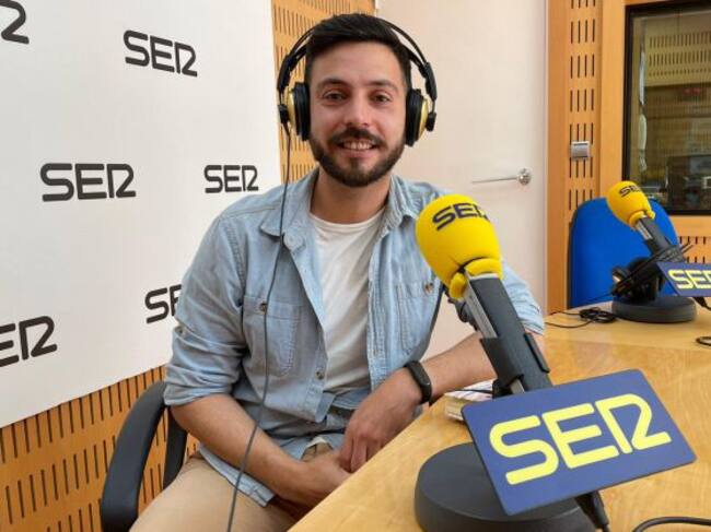 Alberto Guirao, voluntario del programa Cruz Roja Te Escucha, en los estudios de Radio Murcia