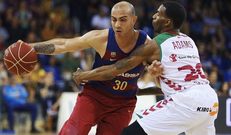 El base del Barcelona Carlos Arroyo trata de escaparse de la defensa de Darius Adams durante el primer partido de semifinales de la Liga ACB.