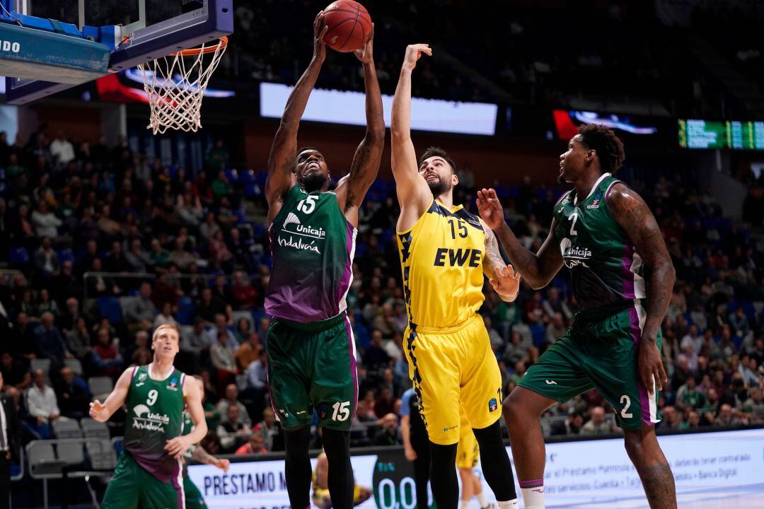 Frank Elegar captura el rebote en un partido de la Eurocup