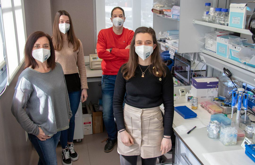 Rosa Blanco, Laura Quevedo, Ignacio Varela y Beatriz Monterde, en su laboratorio del IBBTEC.