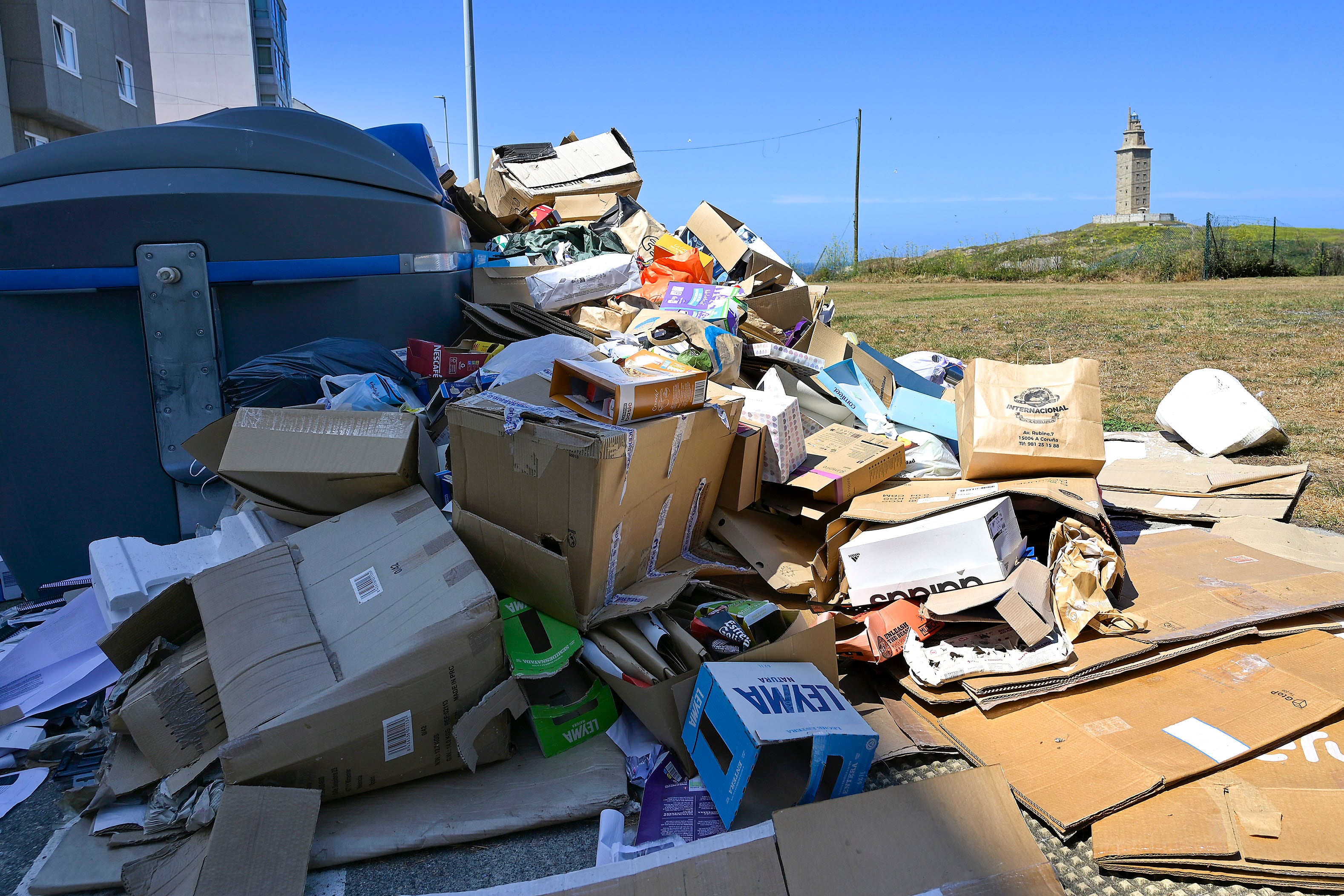 A Coruña, 03/08/2024.- Basura acumulada en el barrio de Monte Alto por la huelga que mantiene desde hace más de un mes los trabajadores de la enpresa de recogida de basura Prezero. El Ayuntamiento de A Coruña ha informado este sábado de que suma 159 contenedores quemados y 550 toneladas de basura recogidas por la empresa que refuerza el servicio que está en huelga. EFE/ Moncho Fuentes
