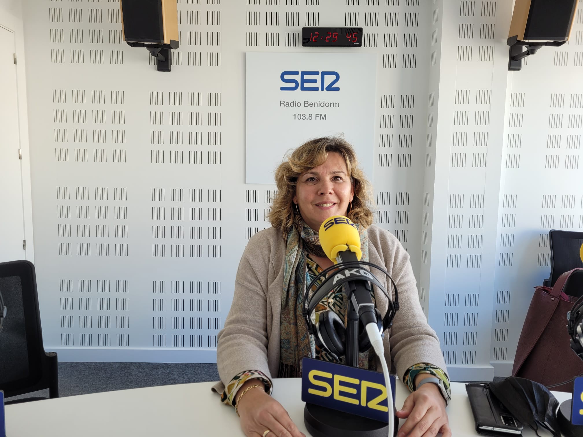 La secretaria general del PSPV-PSOE de la Marina Baixa, Mayte García, en los estudios de Radio Benidorm