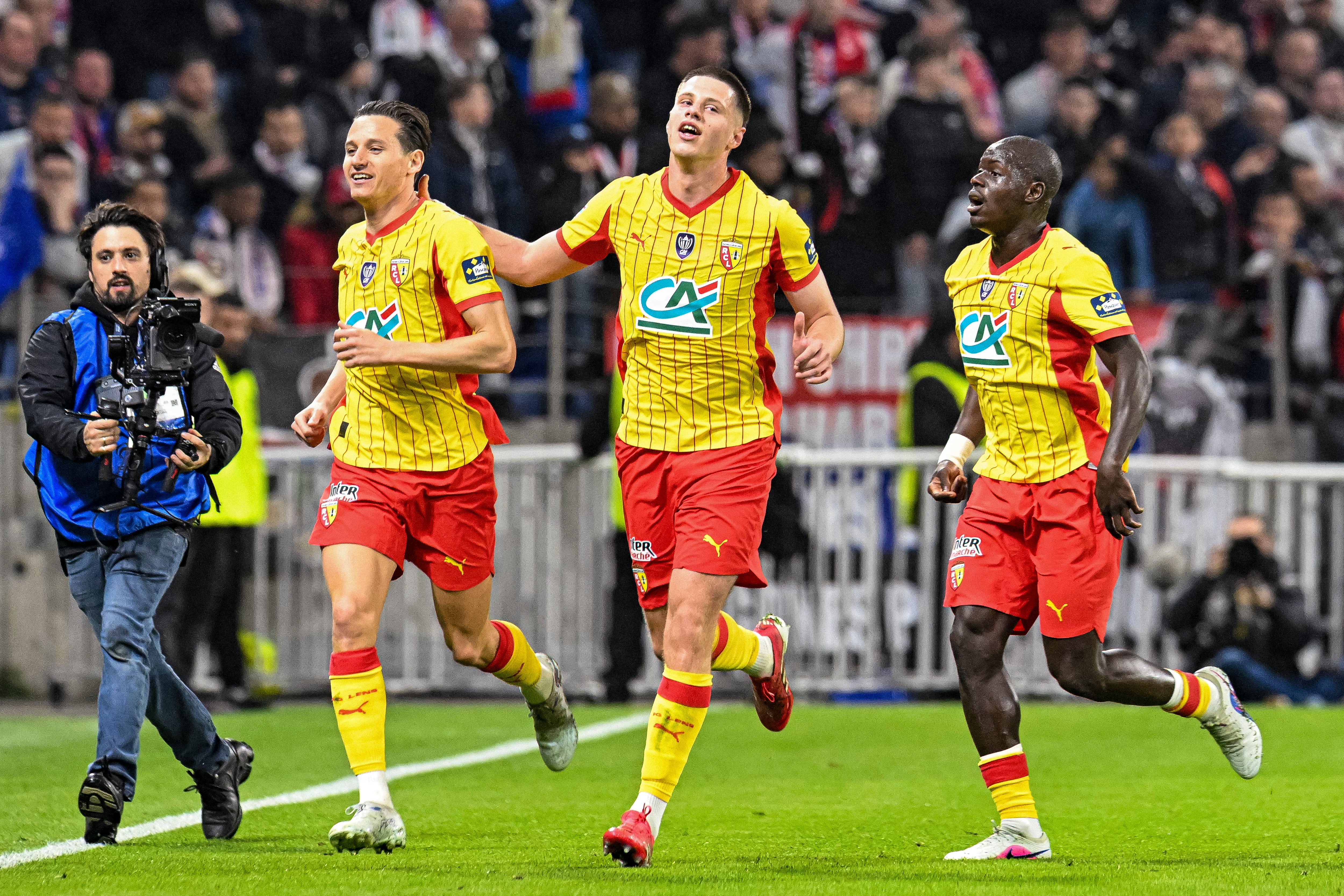 Florian Thauvin celebrando un gol con sus compañeros