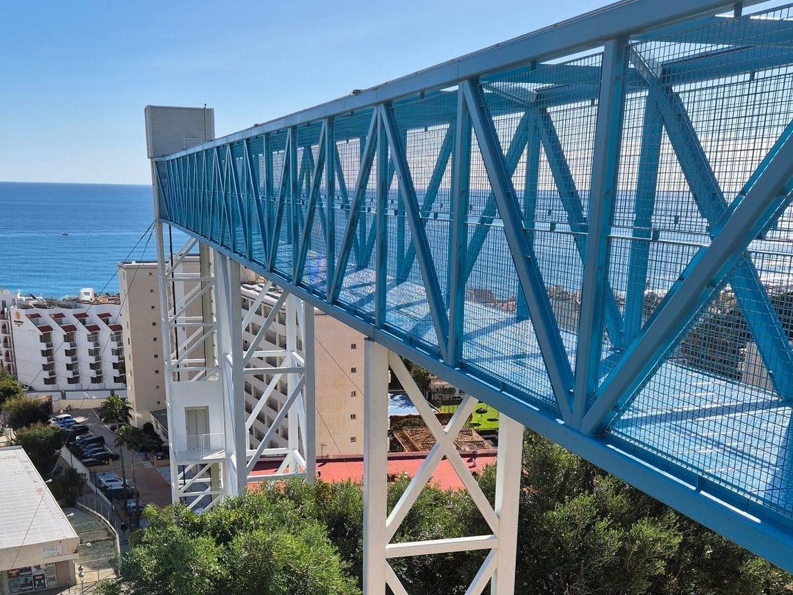 La pasarela de 60 metros del ascensor en Torremolinos (Málaga)