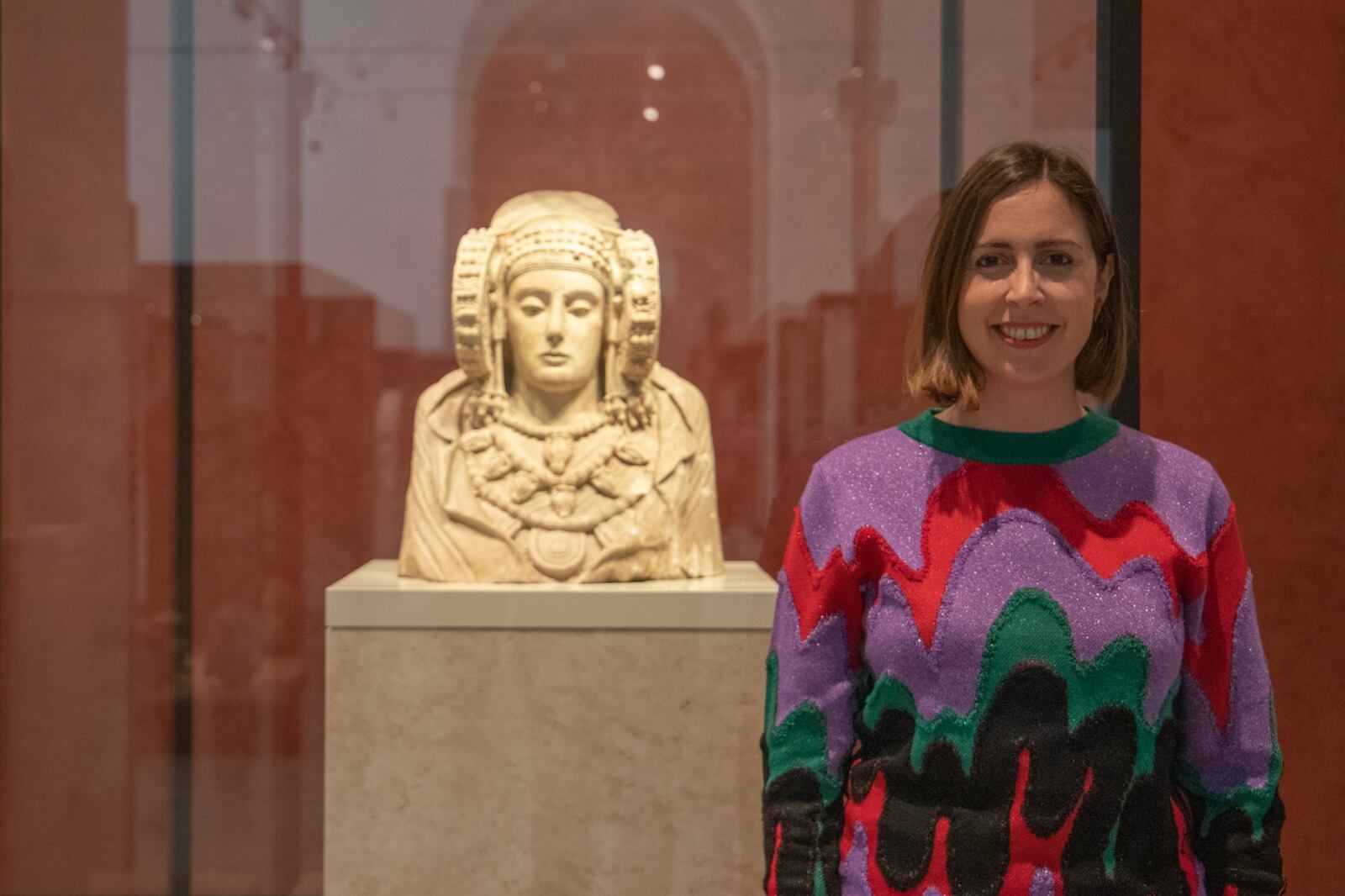 Esther Díez con la Dama de Elche