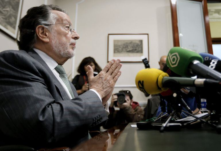 GRA064 VALENCIA, 10/11/2014.- El vicealcalde de Valencia, Alfonso Grau, ha anunciado hoy que no piensa renunciar al cargo pese a haber sido de nuevo imputado en el caso Nóos por la Audiencia de Palma. Grau ha comparecido ante los medios por primera vez desde que el pasado viernes se hiciera público que la Audiencia había acordado por unanimidad volver a imputarle en cuanto &quot;impulsor de la concertación&quot; entre la Fundación Valencia Turismo que preside y el Instituto Nóos que dirigían Iñaki Urdangarin y Diego Torres. EFE/ Juan Carlos Cárdenas