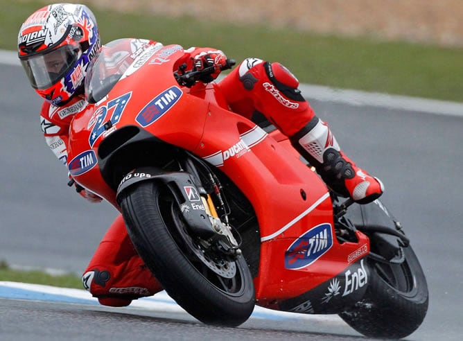 Casey Stoner rueda en Valencia