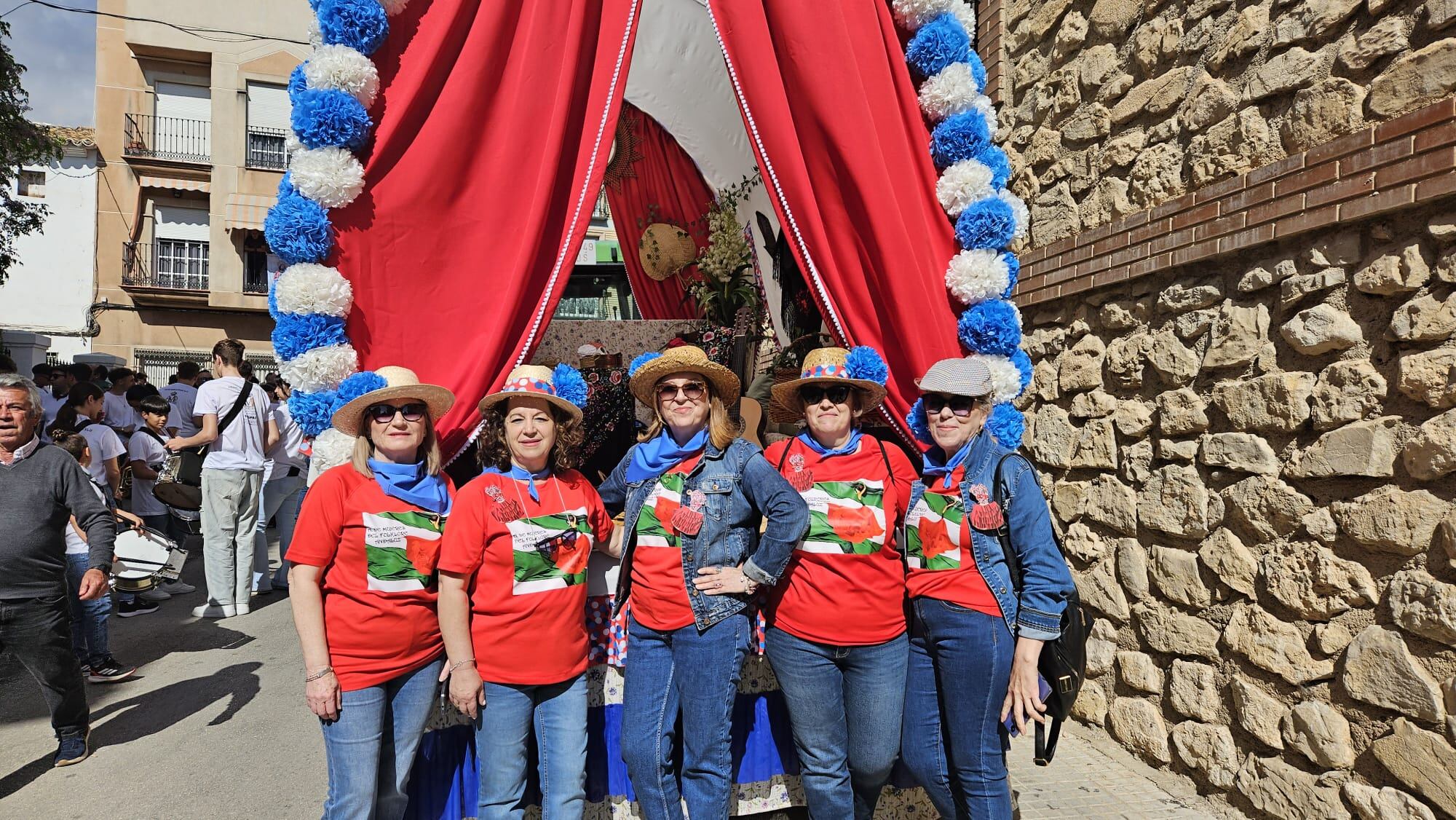 Integrantes de la Asociación de Mujeres del Folklore Andaluz ante su carreta
