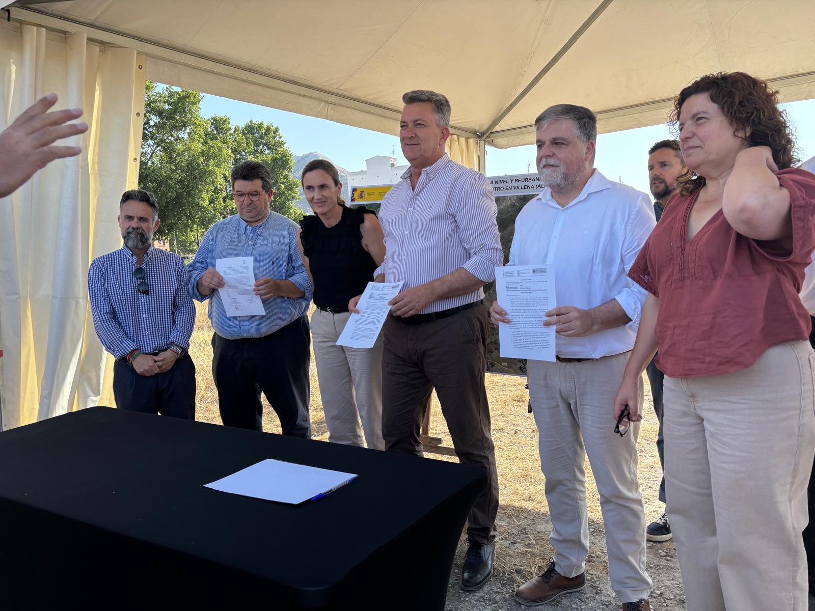 El Conseller y la Directora general con el Alcalde