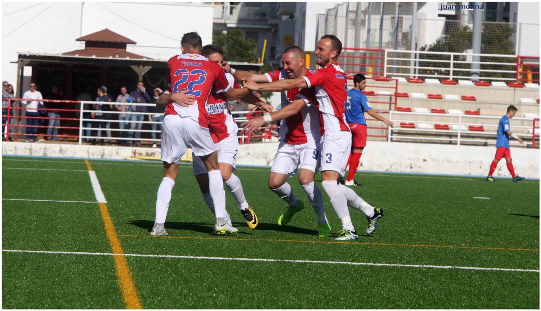 La plantilla celebra un gol.