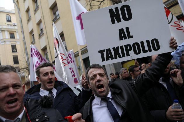 Protesta de conductores de VTC frente a la sede del PSOE en Madrid