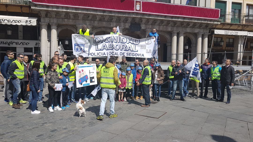 Concentración de policías locales a las puertas del Ayuntamiento