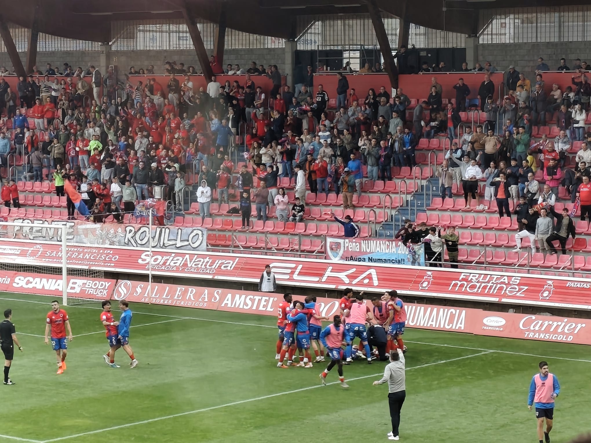 Los jugadores del Numancia celebran el gol de Jony ante la Gimnástica Segoviana.