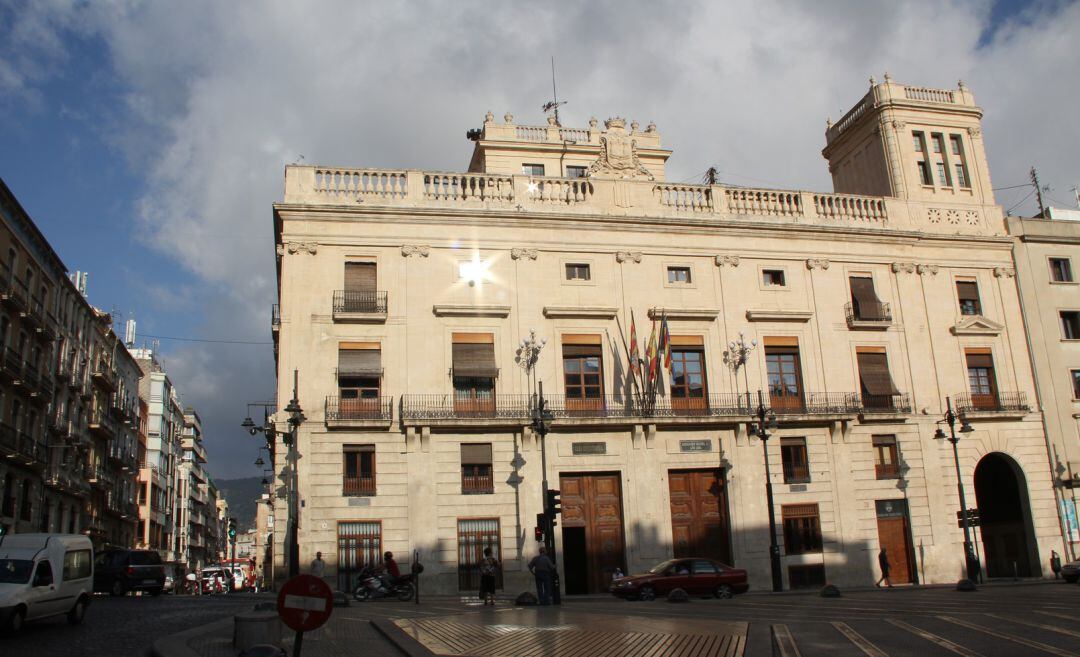 El Ayuntamiento de Alcoy aprueba conceder ayudas para el pago de suministros básicos del hogar a 1.340 familias durante 2020.