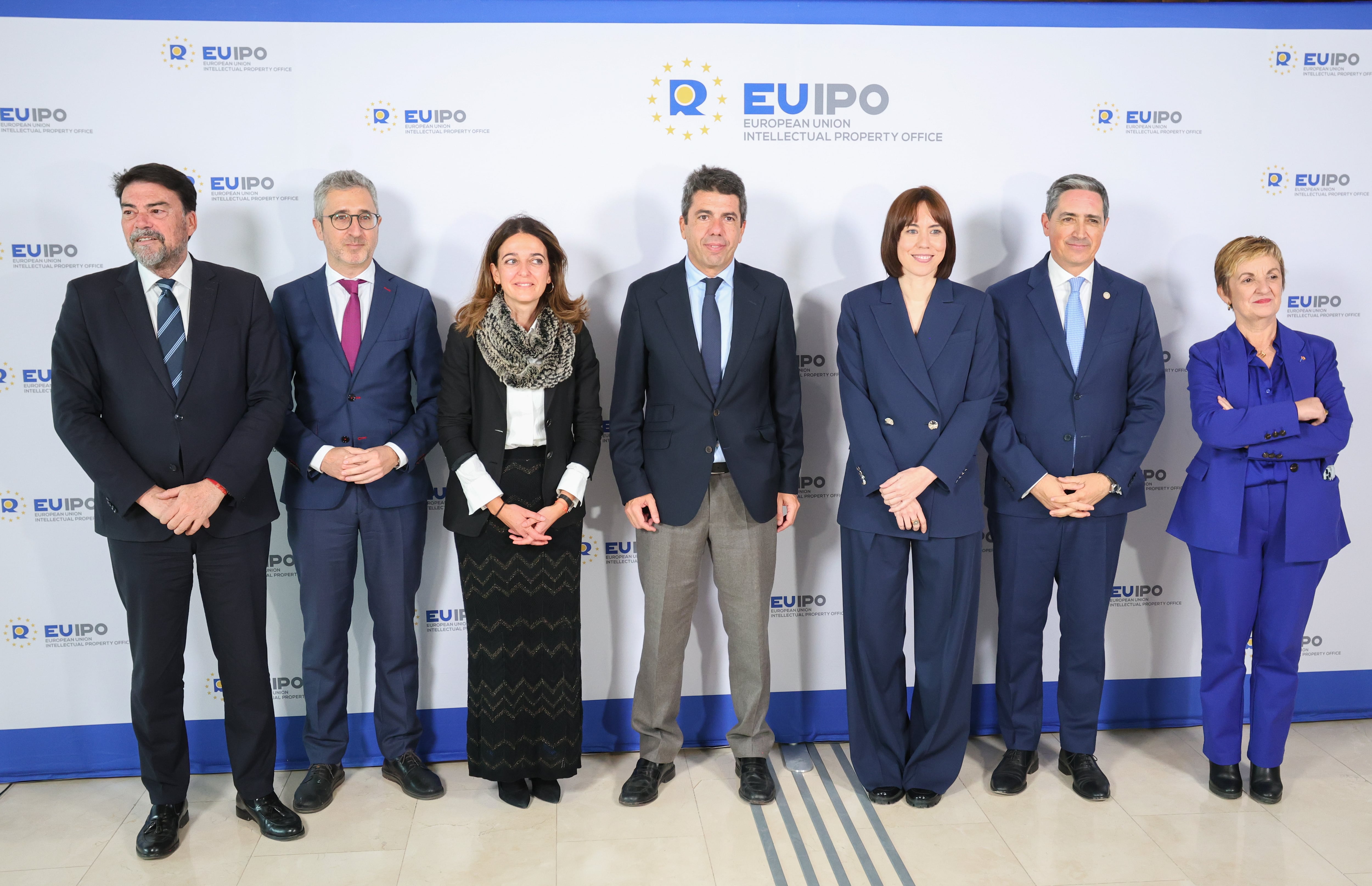 El director de la EUIPO, Joao Negrao, junto con las autoridades que han acudido al acto