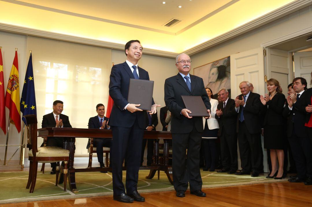 Firma del protocolo en presencia de los presidentes de España y China