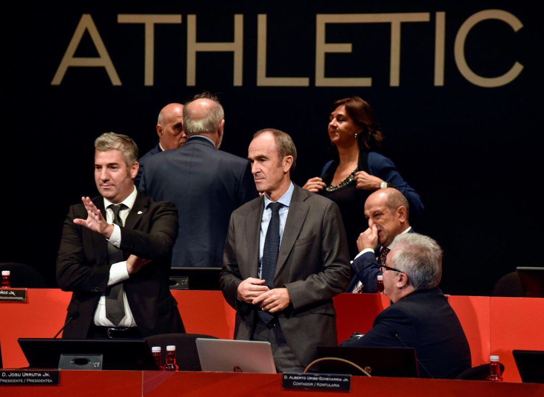 El presidente del Athletic de Bilbao, Josu Urrutia (i) interviene en la General Ordinaria del equipo, cita anual de la entidad bilbaína con sus socios compromisarios