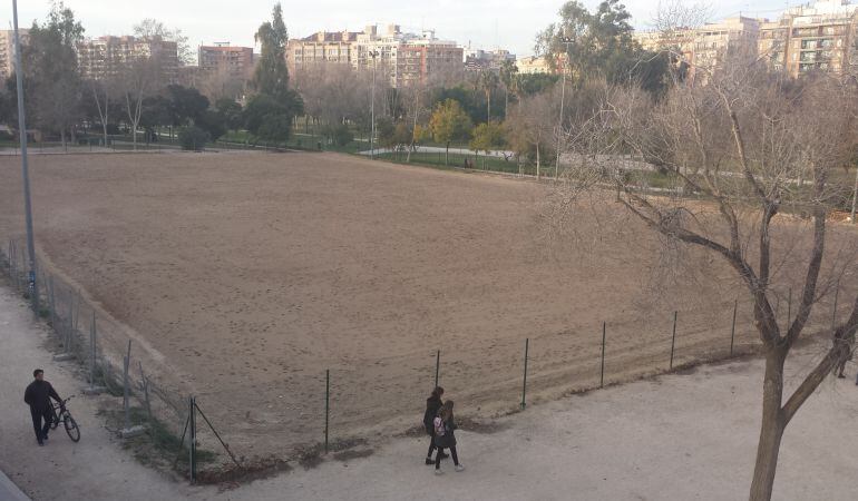 Parcela del tramo 6 del jardín del Turia que el Ayuntamiento quiere ajardinar