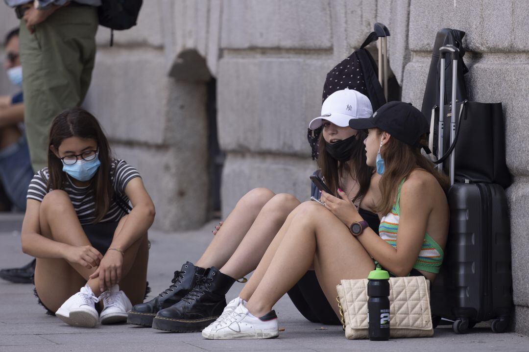 Los jóvenes se han convertido en la principal preocupación de las autoridades sanitarias. 