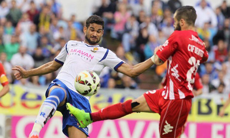 Willian José pelea un pelota