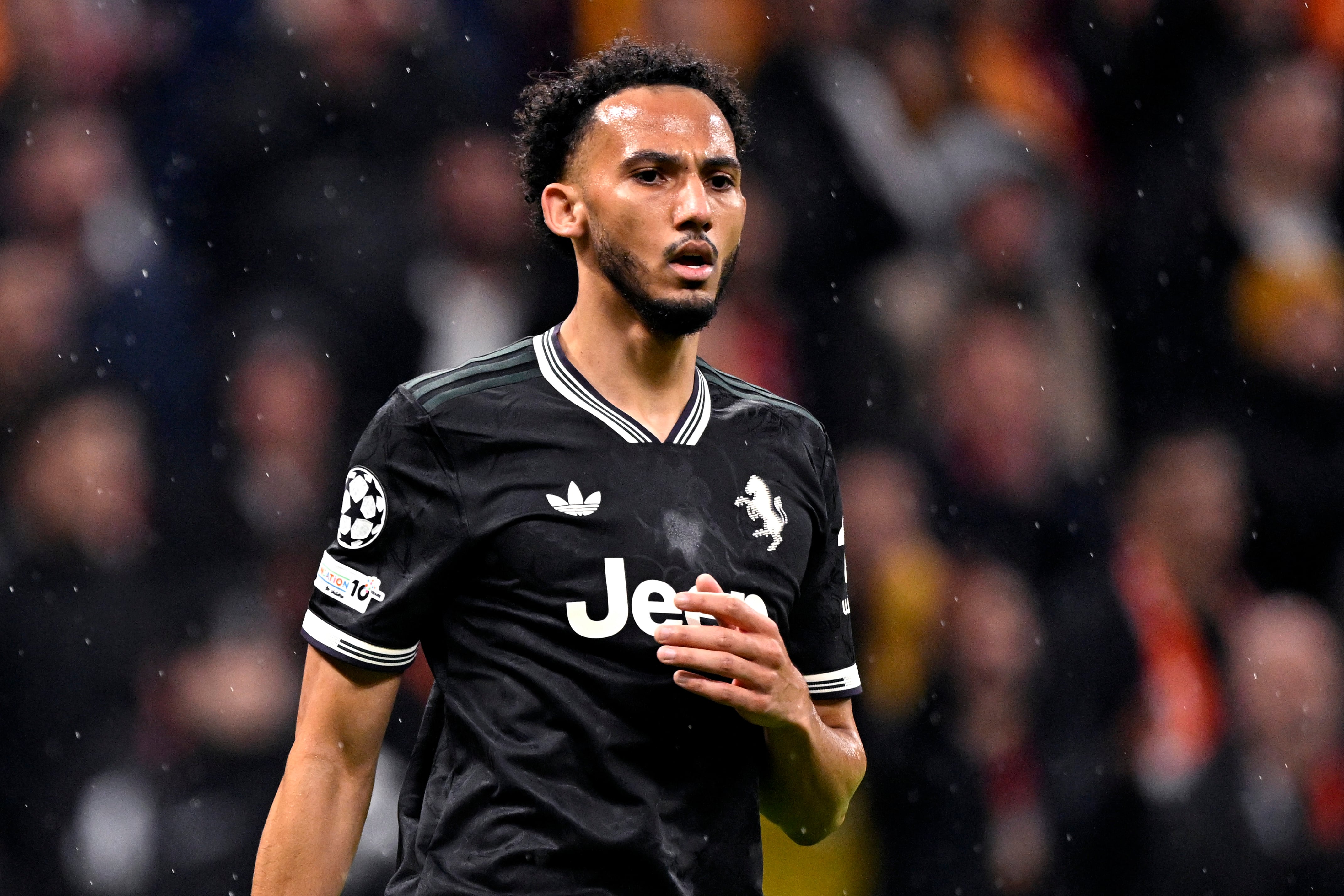 Lloyd kelly durante el partido frente al Galatasaray en Champions League