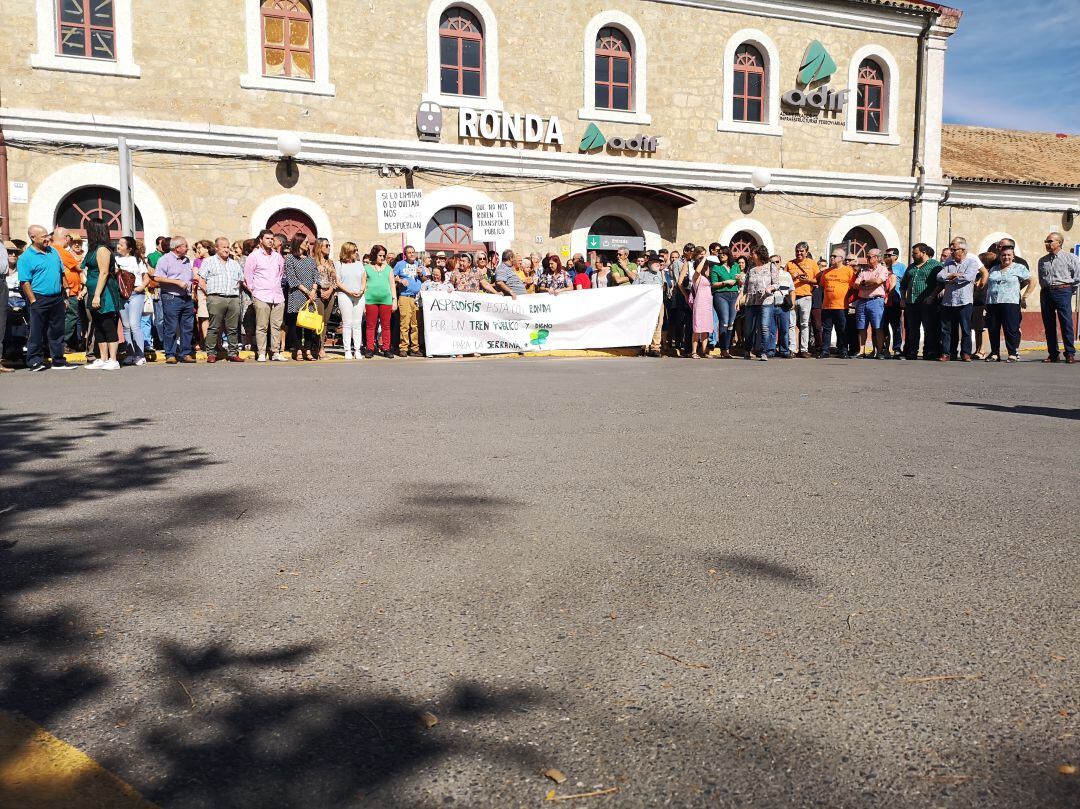 La concentración se ha desarrollado en la puerta de la estación de tren de Ronda