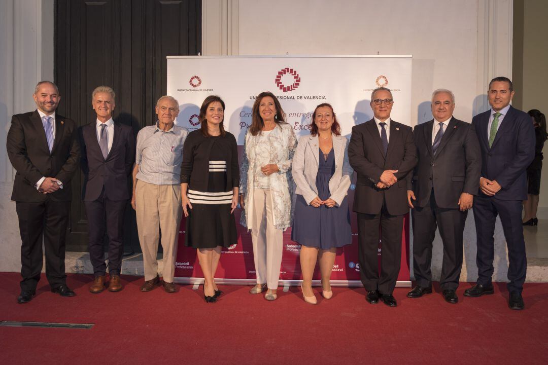 JUNTA DE GOBIERNO DE UNIÓN PROFESIONAL DE VALENCIA Y PREMIADOS EN LA GALA DE ENTREGA DE LOS PREMIOS A LA EXCELENCIA 2019