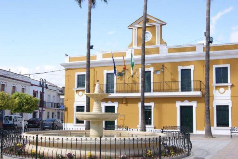 El alcalde asegura que el caso está bajo secreto de sumario y que la víctima, vecina del municipio, estaba divorciada y deja una niña de 13 años