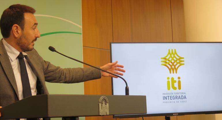 Fernando López Gil muestra la imagen corporativa de la ITI