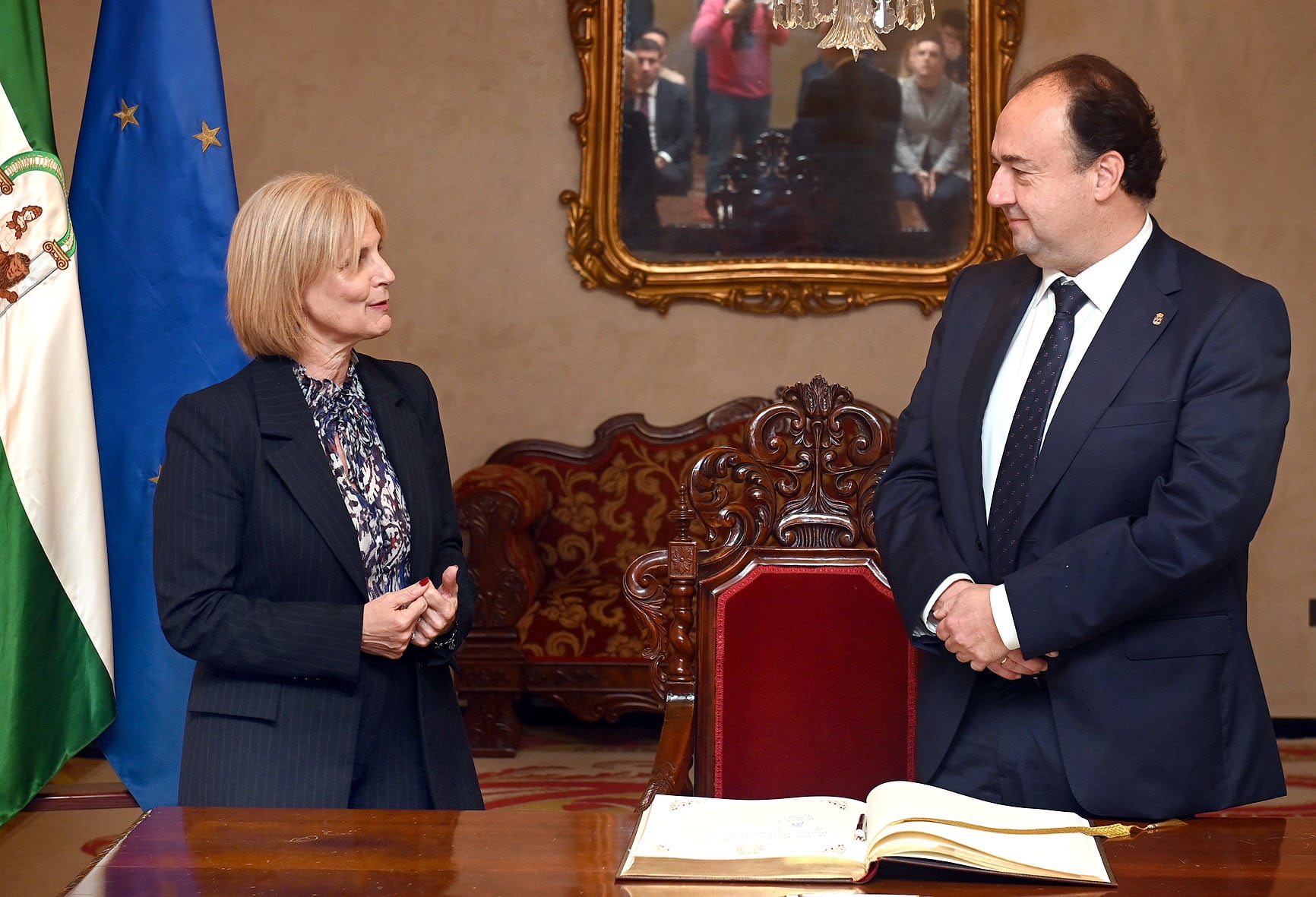 El rector durante su visita al Ayuntamiento de Jerez