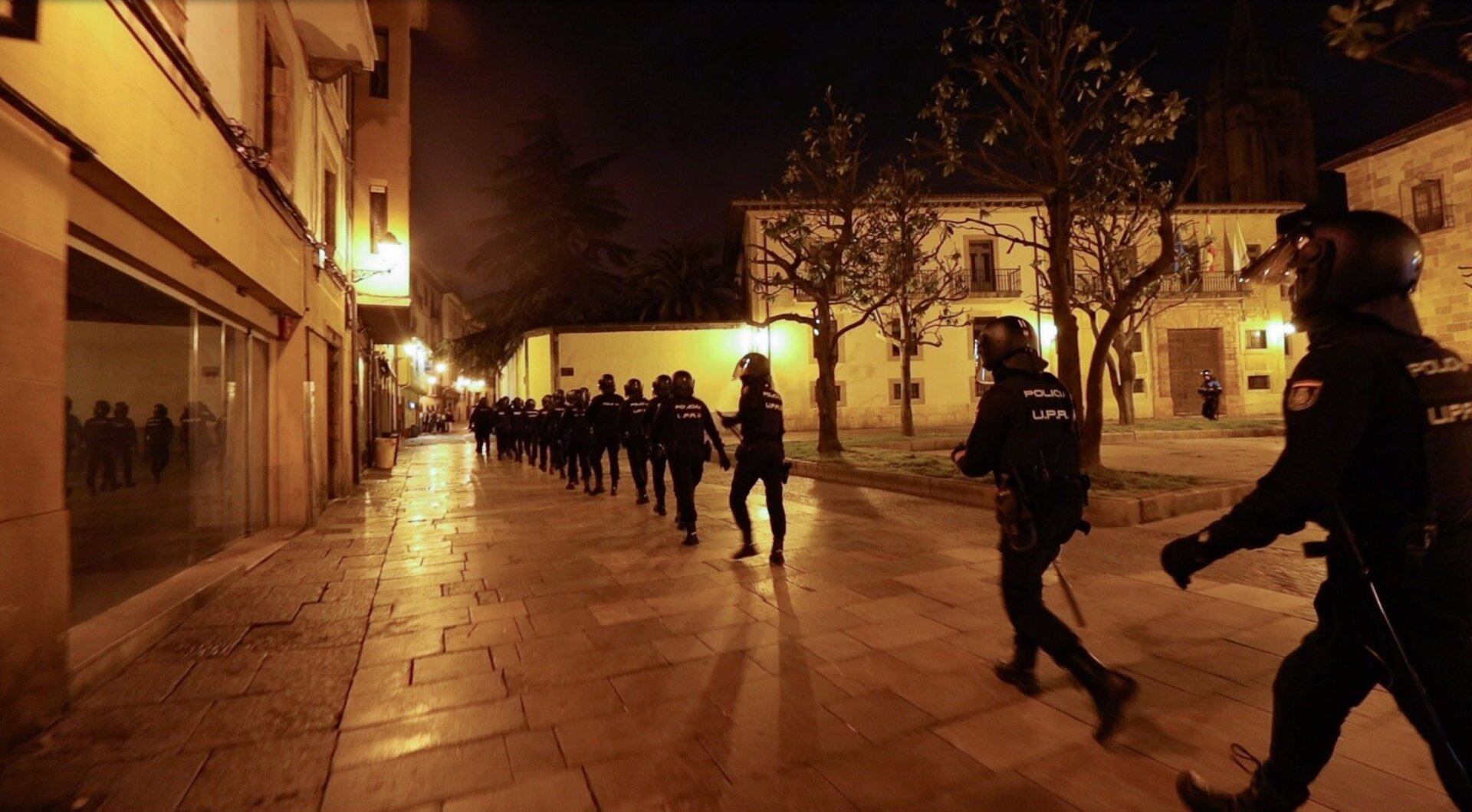 Policías realizan controles en zonas de ocio nocturno en Oviedo.