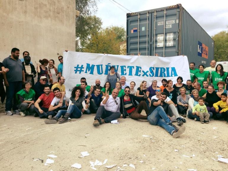 Miembros de la Asociación de Ayuda al Pueblo Sirio después de cargar con alimentos y material para Siria un camión